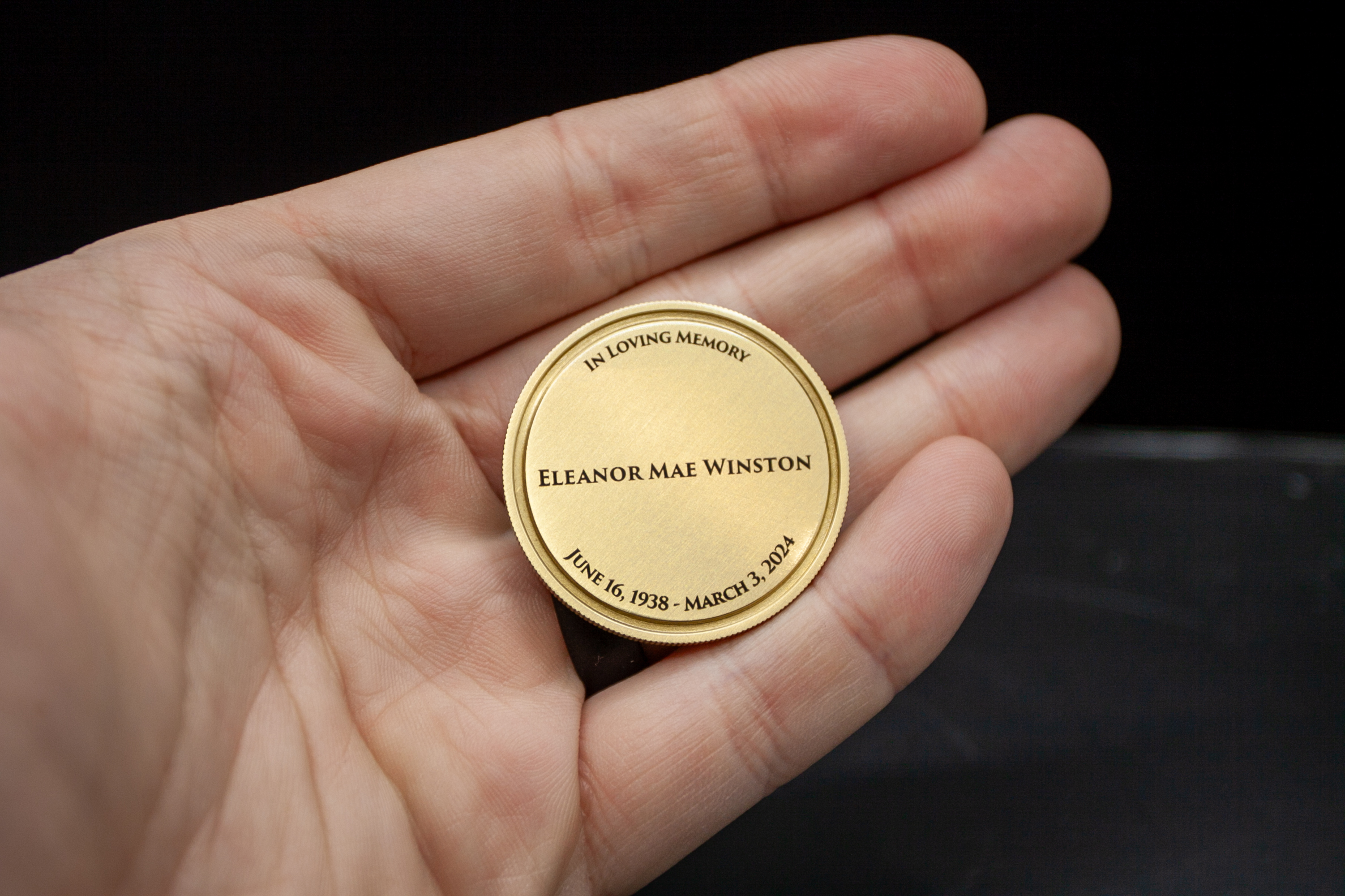 Memorial coin with elegant text design